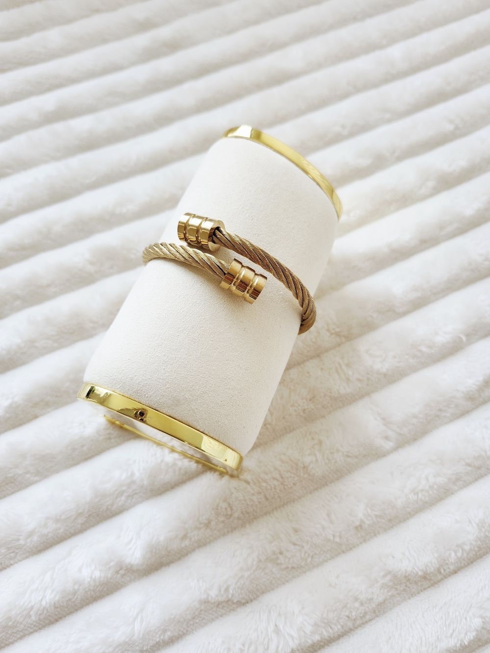 Gold Tone Twisted Cable Wrap Cuff Bracelet Bypass Design Ribbed Bar Ends